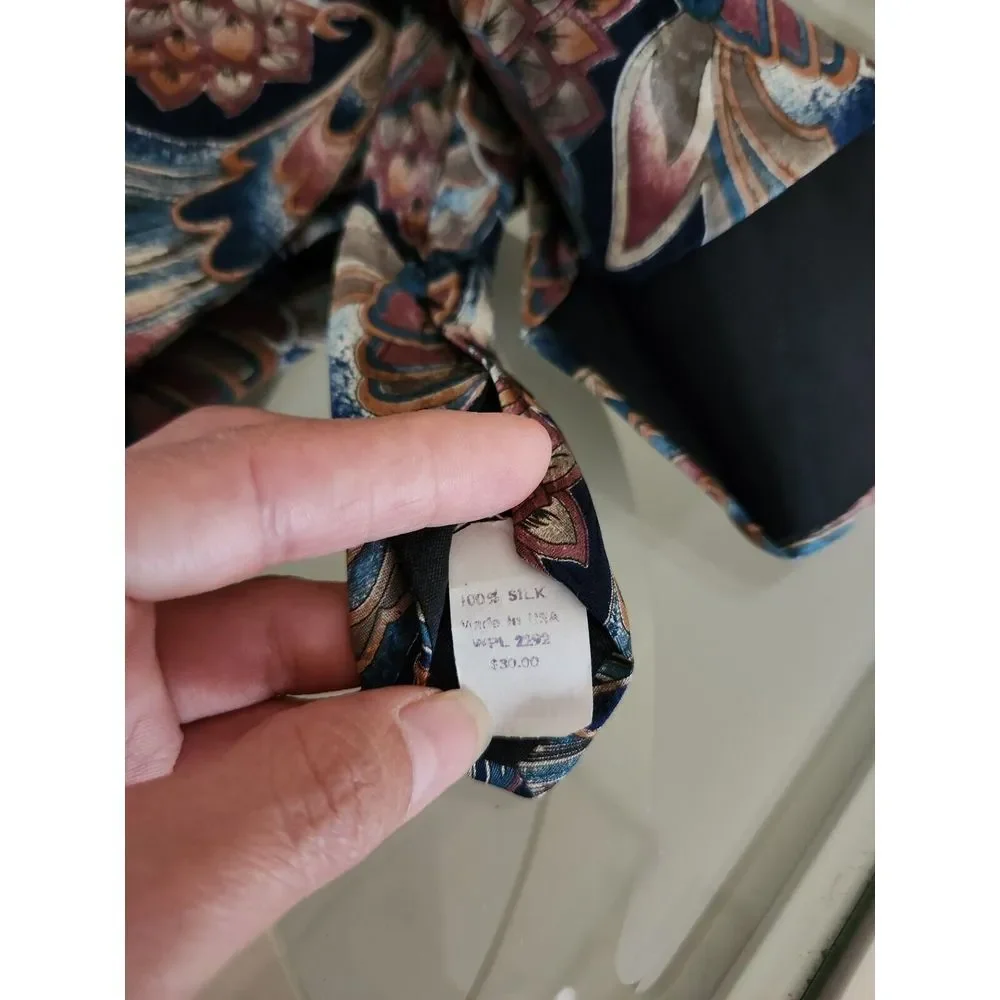 Vintage Boston Traders 100% Silk Men's Necktie‎ Blue Multicolor.